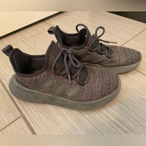 Boys size 5 Adidas Cloudform shoes